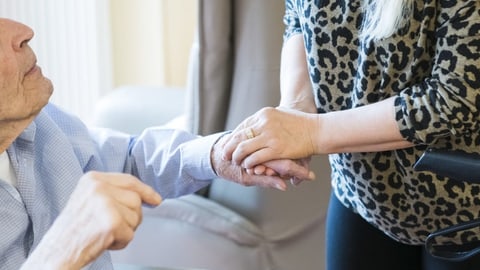 Wie Freiwillige eine bessere Pflege ermöglichen können