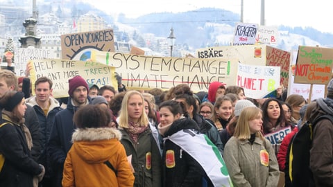 Hunderte Jugendliche demonstrieren für Klimaschutz