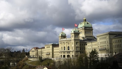 Bundesrat könnte Schulen und Beizen im ganzen Land schliessen