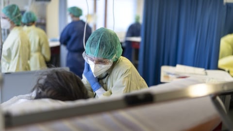 Arzt behandelt seine Patientin mit dem Schwanz Arzt behandelt seine Patientin mit dem Schwanz