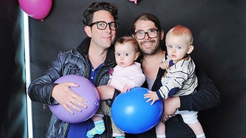 Zwei Kinder, zwei Väter, eine Leihmutter