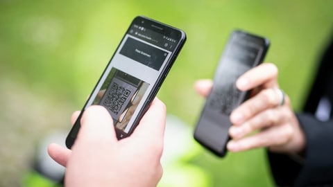 Wer das zertifikat auf seinem smartphone bei sich der digitale nachweis ist eine freiwillige ergänzung des weiter gültigen gelben impfheftes aus papier. Covid Zertifikat Papier : Geimpft an den Strand - Haben alle zu Ferienbeginn ein ...
