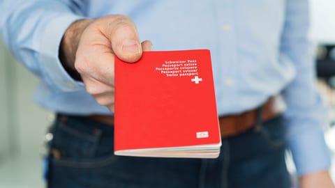 Schweiz Ausl nderausweis Im Kreditkartenformat News SRF schweiz-ausl-nderausweis-im-kreditkartenformat-news-srf