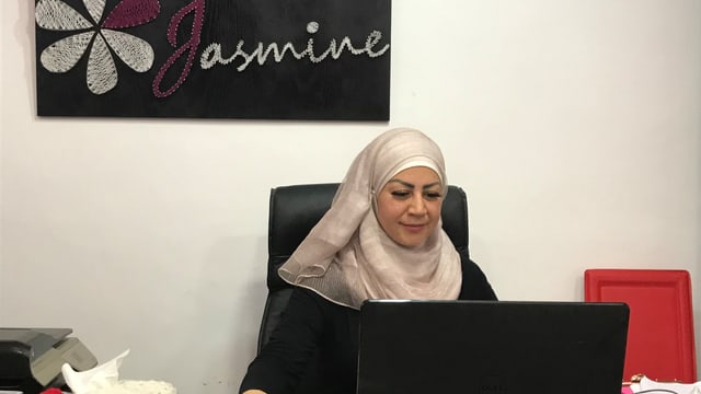 Lara Shaheen am Schreibtisch Lara Shaheen am Schreibtisch