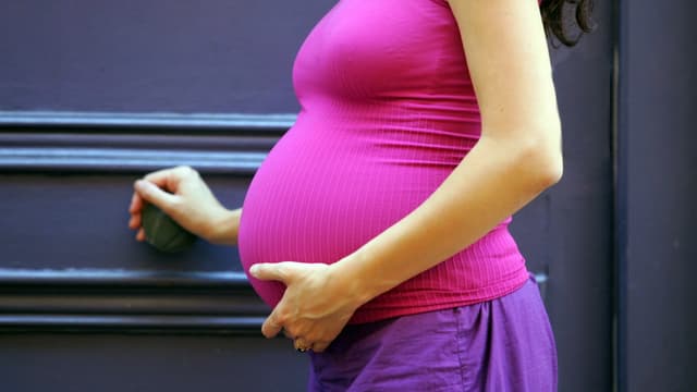 Eine Schwangere hält sich den Bauch Eine Schwangere hält sich den Bauch