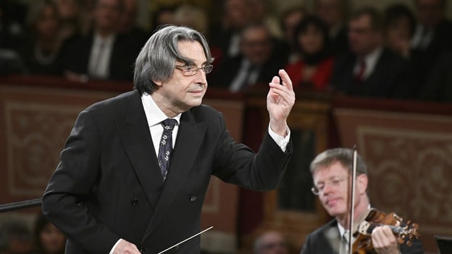 ein Mann dirigiert ein Orchester ein Mann dirigiert ein Orchester