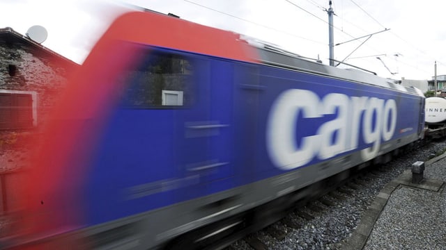 Ein SBB Cargo Zug, fährt im Dorf Vira im Tessin nahe an Häusern vorbei. (keystone) Ein SBB Cargo Zug, fährt im Dorf Vira im Tessin nahe an Häusern vorbei. (keystone)
