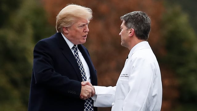 Trump schüttelt Jackson die Hand. Trump schüttelt Jackson die Hand.
