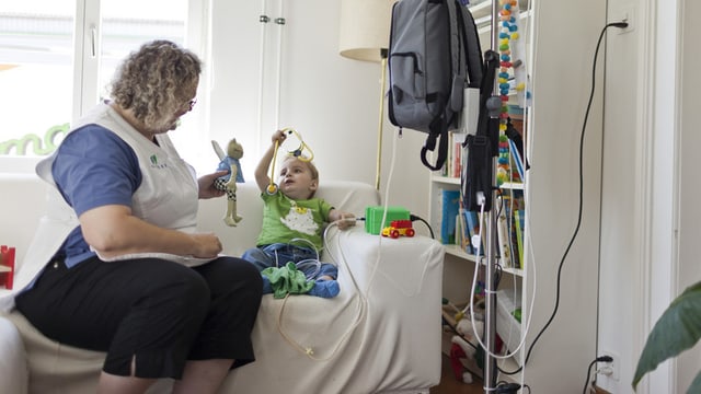 Spitexangestellte bei einem Kind zuhause Spitexangestellte bei einem Kind zuhause