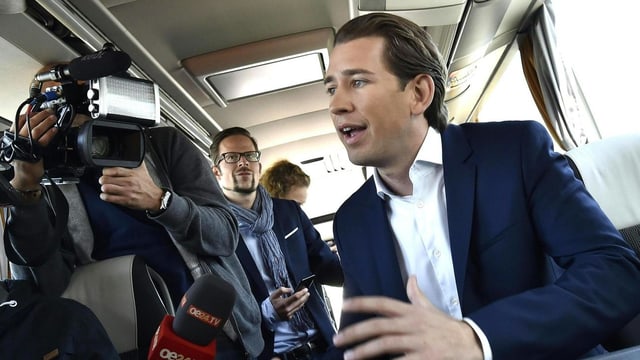 Sebastian Kurz gibt Interview im Bus. Sebastian Kurz gibt Interview im Bus.