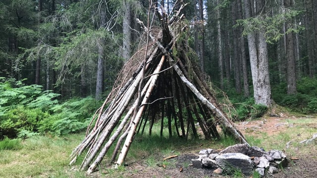Ein improvisiertes Tipi aus Holz Ein improvisiertes Tipi aus Holz