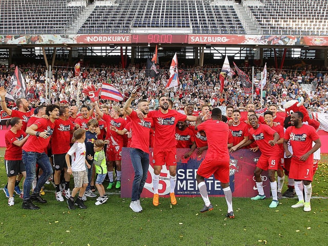 Jubelnde Salzburg-Spieler Jubelnde Salzburg-Spieler
