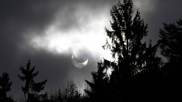 Die Sonne wird von Wolken getrübt, so ist gut zu sehen, wie sich der Mond vor die Sonne schiebt. Die Sonne wird von Wolken getrübt, so ist gut zu sehen, wie sich der Mond vor die Sonne schiebt.
