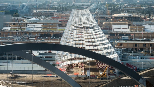 Blick von oben auf das Mailänder Baugelände der Expo 2015 