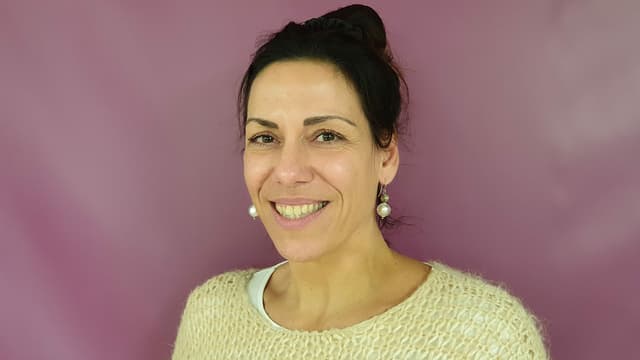 eine Frau lacht in die Kamera eine Frau lacht in die Kamera