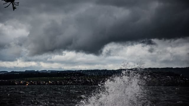 Aufspritzendes Wasser am Zugersee. Aufspritzendes Wasser am Zugersee.