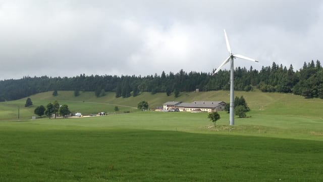 Berggasthof, daneben ein Windrad Berggasthof, daneben ein Windrad