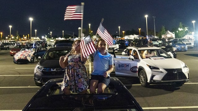 Die sechsjährige Alessandra Goldstein und ihr zwei Jahre älterer Bruder treffen sich anlässlich der Nomination von US-Präsidentschaftskandidat Joe Biden vor dem Chase Center im Wilmington im US-Bundesstaat Delaware ein. Die sechsjährige Alessandra Goldstein und ihr zwei Jahre älterer Bruder treffen sich anlässlich der Nomination von US-Präsidentschaftskandidat Joe Biden vor dem Chase Center im Wilmington im US-Bundesstaat Delaware ein.