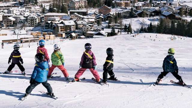 Mehrere Kinder auf der Skipiste Mehrere Kinder auf der Skipiste