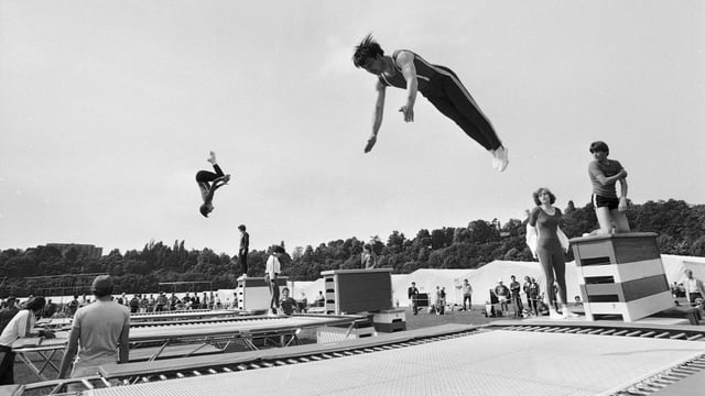 Männer springen auf Trampolins Männer springen auf Trampolins