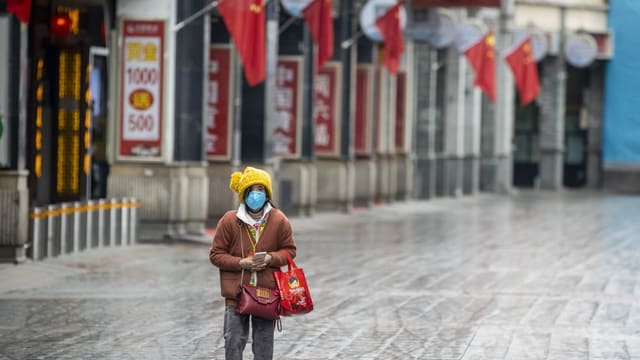 Frau in China mit Maske. Frau in China mit Maske.