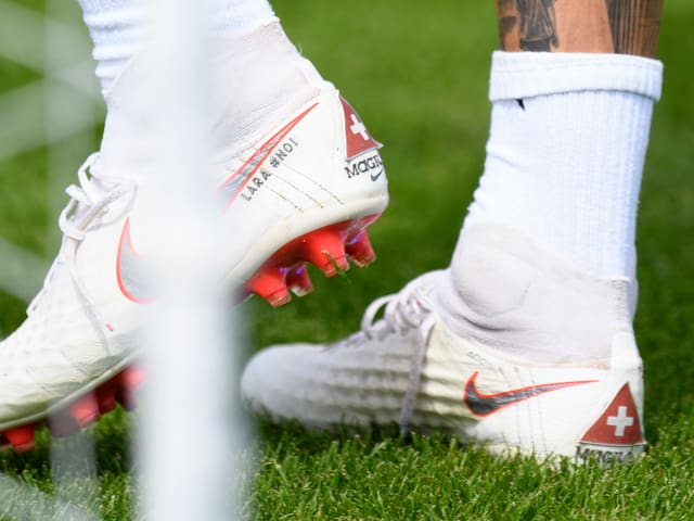 Behrami trägt Freundin Lara Gut auf dem Schuh. Behrami trägt Freundin Lara Gut auf dem Schuh.