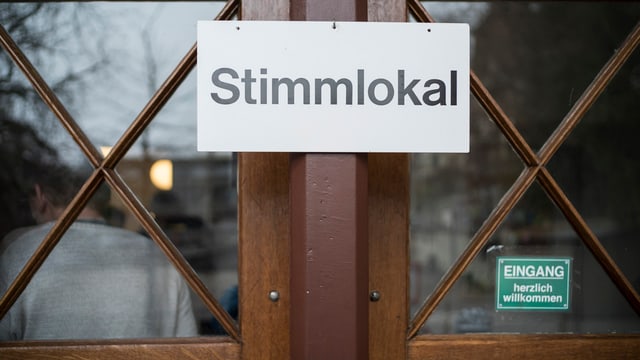 Schild an einer Tür Schild an einer Tür