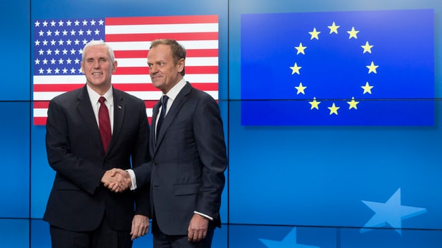 Zwei Politiker reichen sich die Hand. Zwei Politiker reichen sich die Hand.