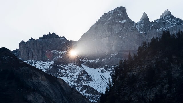 Ein Loch in einer Bergkette, das sogenannte Martinsloch. Durchs Loch scheint die Sonne. Ein Loch in einer Bergkette, das sogenannte Martinsloch. Durchs Loch scheint die Sonne.