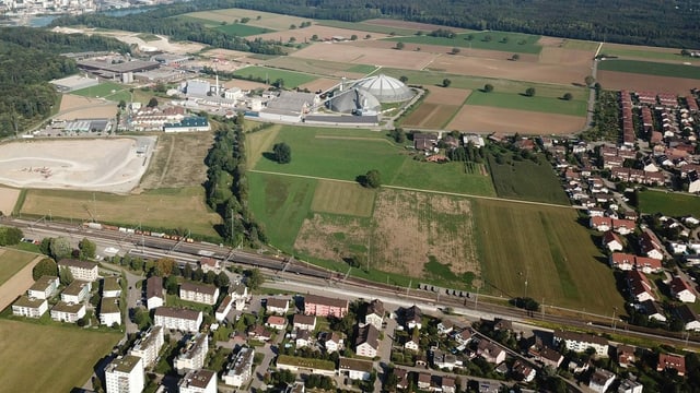 Luftaufnahme Bahnhof Möhlin, nördlich ein grosses Grüngebiet, dann Rheinsalinen Luftaufnahme Bahnhof Möhlin, nördlich ein grosses Grüngebiet, dann Rheinsalinen