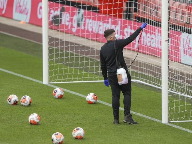 Vor der Premier-League-Partie Bournemouth - Southampton wird das Tor desinfiziert.