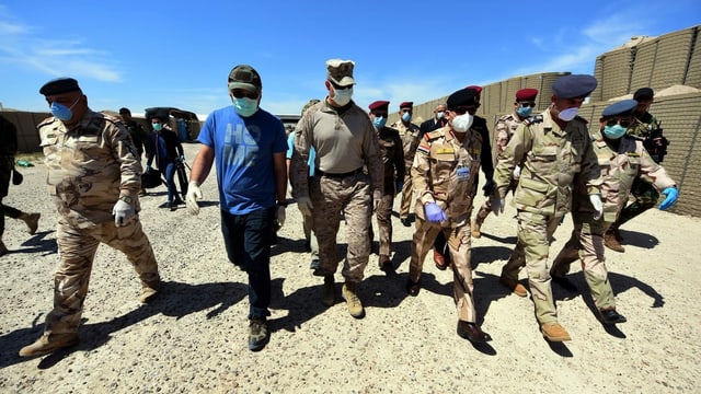 Rückzug aus Irak: US-Marines übergeben am 4. April 2020 die Al-Taqaddum-Luftwaffenbasis im Westen Bagdads ans irakische Militär. Rückzug aus Irak: US-Marines übergeben am 4. April 2020 die Al-Taqaddum-Luftwaffenbasis im Westen Bagdads ans irakische Militär.