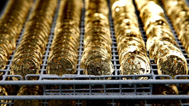Gestell mit goldigen Uhrwerken. Gestell mit goldigen Uhrwerken.