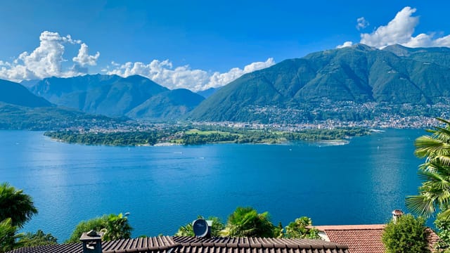 Blick über den Lago Maggiore Richtung Maggiadelta und Maggiatal. Blick über den Lago Maggiore Richtung Maggiadelta und Maggiatal.
