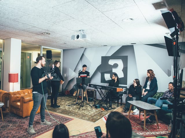 Die SRF 3-Lounge: Hier spielen die Musiker und hier nehmen unsere Hörerinnen und Hörer auf bequemen Sofas Platz.