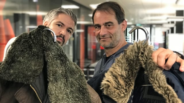 Krispin Zimmermann und Thomy Scherrer halten ihre Winterjacke in die Kamera. Krispin Zimmermann und Thomy Scherrer halten ihre Winterjacke in die Kamera.