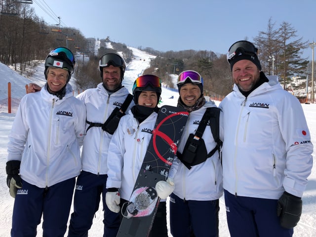 Simon und Philipp Schoch zusammen mit dem japanischen Team. Simon und Philipp Schoch zusammen mit dem japanischen Team.