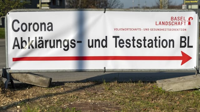 Grosser Wegweiser zum Corona-Zentrum. Grosser Wegweiser zum Corona-Zentrum.