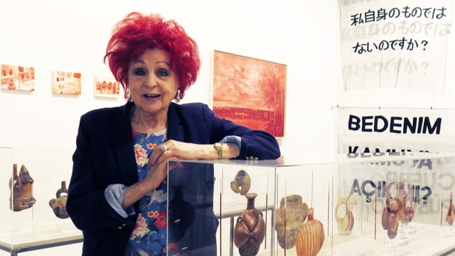 Eine Frau steht in einer Galerie. Eine Frau steht in einer Galerie.