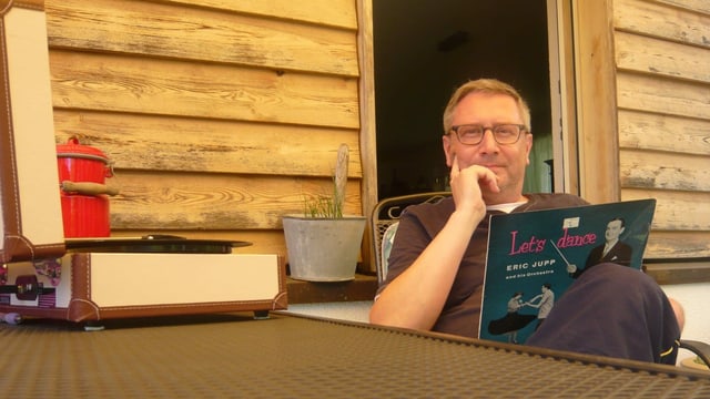 Remo Albrecht sitzt an einem Tisch mit einer Platte in der Hand. Remo Albrecht sitzt an einem Tisch mit einer Platte in der Hand.