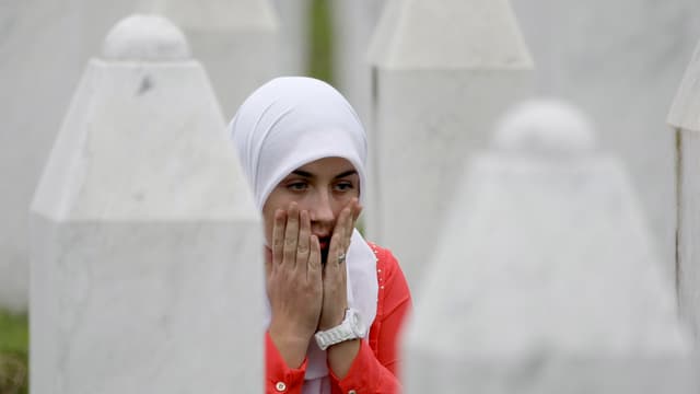 Frau in der Gedenkstätte von Srebrenica.