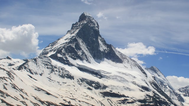 Das Matterhorn unter leicht bewölktem Himmel Das Matterhorn unter leicht bewölktem Himmel