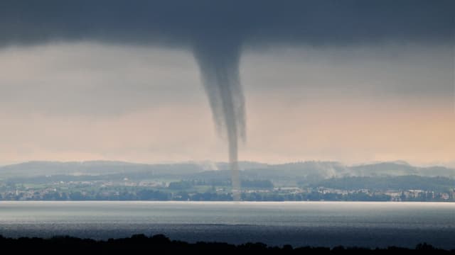 Eine Wasserhose mitten über dem Bodensee. Eine Wasserhose mitten über dem Bodensee.