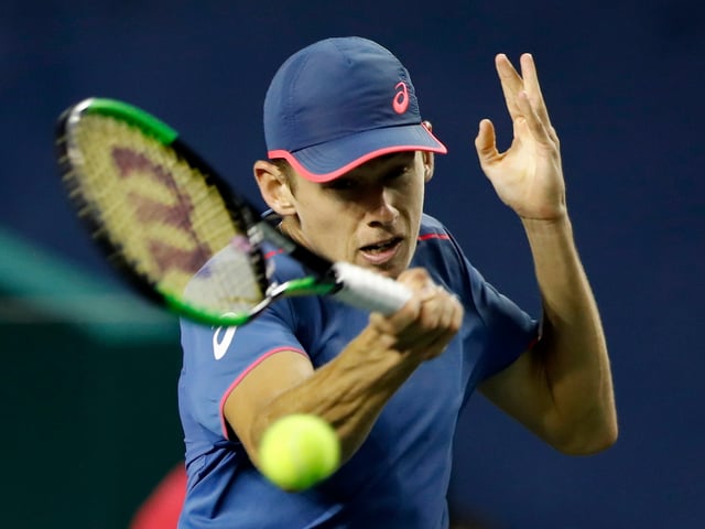 Alex de Minaur spielt eine einhändige Rückhand. Alex de Minaur spielt eine einhändige Rückhand.