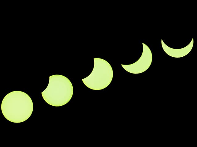 Der Mond schiebt sich vor die Sonne