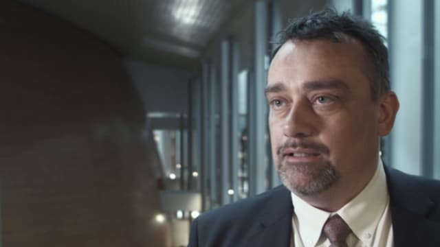 Mann gibt ein Interview Mann gibt ein Interview