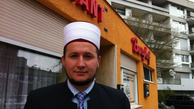 Imam Fehim Dragusha vor seiner Paradies Moschee in St. Gallen. Imam Fehim Dragusha vor seiner Paradies Moschee in St. Gallen.