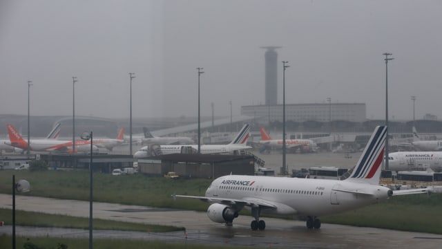 Ein Air-France-Flugzeug auf dem Flughafen Charles de Gaulle bei Paris. Ein Air-France-Flugzeug auf dem Flughafen Charles de Gaulle bei Paris.