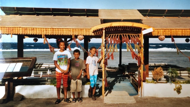 Die Akanji-Geschwister am Meer. Die Akanji-Geschwister am Meer.