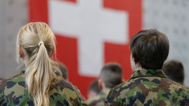 Frauen in Uniform vor der Schweizer Flagge